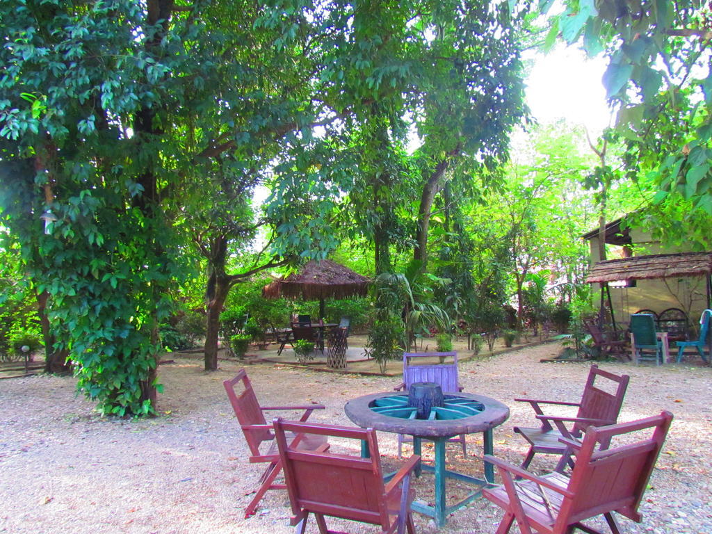 Chitwan Gaida Lodge Sauraha Ngoại thất bức ảnh